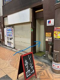 細い入口から入ってください。釜揚げうどん店の５ｍほど手前が入口です。 - サロンエトワール天満　完全貸切レンタルサロン 完全個室サロン【ベッド3台まで可💛】雨に濡れない立地！の室内の写真