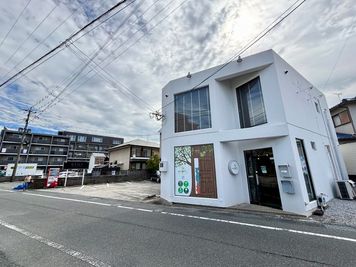 白を基調とした戸建ての建物です。 - コワーキングスペース HiNT...-ヒント-の外観の写真