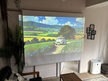 80インチスクリーン - レンタルスペース・貸し会議室「としょかんのうら二子玉川」 玉川花みず木通のレンタルスペース🍃「としょかんのうら二子玉川」の設備の写真