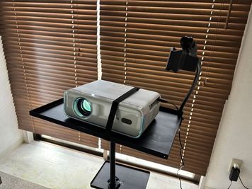 スマートプロジェクター
動画配信サービスがご視聴できます。（ご自身のアカウントが必要な場合があります） - レンタルスペース・貸し会議室「としょかんのうら二子玉川」 玉川花みず木通のレンタルスペース🍃「としょかんのうら二子玉川」の設備の写真