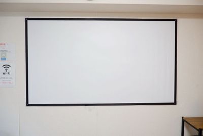 約80インチのプロジェクタースクリーン - 矢場町シネマスペース シネマ＆ゲームレンタルスペース THE ROOM栄の室内の写真