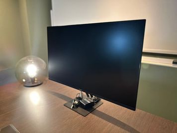 備え付けのモニターで画面共有も出来ます。 - BasisPoint 八王子店 【8名会議室RoomB】八王子エリアの設備の写真