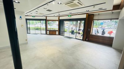 1Days”SHINBASI” 【新橋徒歩1分】プロモーションイベントに最適な路面スペースの室内の写真