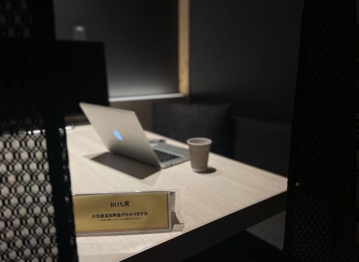 1~4人でご利用できる半個室タイプのBOX席でございます。 - BasisPoint 吉祥寺マルイ店 吉祥寺エリア4名BOX席の室内の写真