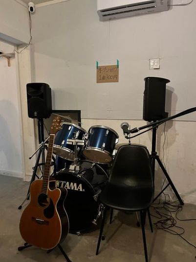 ドラムセット常設の音楽練習スタジオ - QUAD BASE cafe&studio