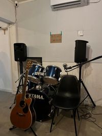 常設のドラムセット、ピアノ、音響機器はご自由にお使いいただけます。取扱説明を見てお使いください。 - QUAD BASE cafe&studio ドラムセット常設の音楽練習スタジオの設備の写真