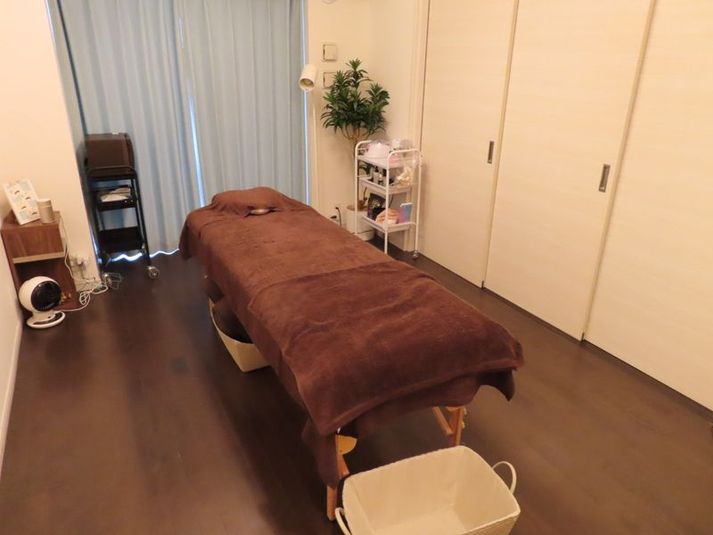 ・清潔感あふれる空間でゆっくり施術できます！※ベッド上のタオルは含みません。 - minoriba_東銀座駅築地一丁目店 レンタルサロンの室内の写真