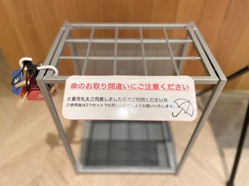 番号札付きの傘立てご用意しております。 - BasisPoint 吉祥寺マルイ店 吉祥寺エリア4名BOX席の入口の写真