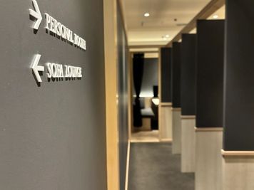 細めの廊下が続いており奥にはBOX席があります。 - BasisPoint 吉祥寺マルイ店 吉祥寺エリア4名BOX席のその他の写真