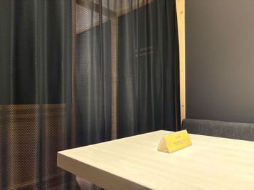 席から見たカーテンを閉めた状態です。 - BasisPoint 吉祥寺マルイ店 吉祥寺エリア4名BOX席の室内の写真
