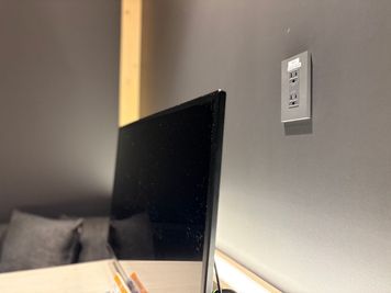 備え付けのモニターとコンセントがございます。 - BasisPoint 吉祥寺マルイ店 吉祥寺エリア4名BOX席の室内の写真