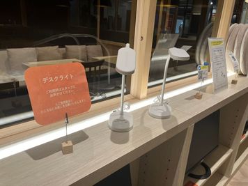 貸出用デスクライトをご用意しております。 - BasisPoint 吉祥寺マルイ店 吉祥寺エリア4名BOX席の設備の写真