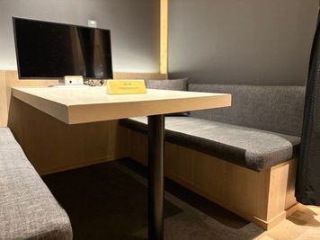 長時間での作業に向いている座席になっております。 - BasisPoint 吉祥寺マルイ店 吉祥寺エリア4名BOX席の室内の写真