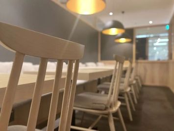 他スペースには背もたれ付きの受付横席がございます。 - BasisPoint 吉祥寺マルイ店 吉祥寺エリア4名BOX席のその他の写真