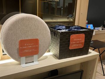 貸出用クッション・ブランケットをご用意しております。 - BasisPoint 吉祥寺マルイ店 吉祥寺エリア4名BOX席の設備の写真