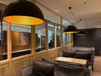 他スペースにはソファ席がございます。※別途料金発生します。 - BasisPoint 吉祥寺マルイ店 吉祥寺エリア4名BOX席のその他の写真