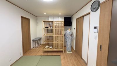 着付け小物の貸出も可能です - KIMONO TODAY 着付け・茶道のための畳のスペースの室内の写真