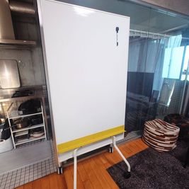 縦長のホワイトボードもございます。
幅880×奥行582×高さ1863mm - エクセルシオールスペース南池袋店 ✨ゴミ捨て無料✨コンクリート打ちっ放し|女子会・パーティー🍷の室内の写真