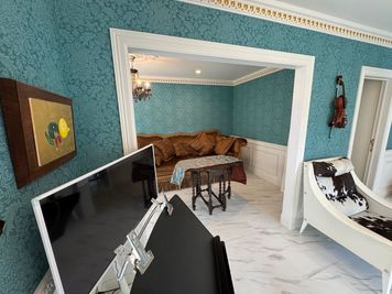 ウィスタリア東新宿 グランドピアノ・庭付き　ロココ調スペースの室内の写真