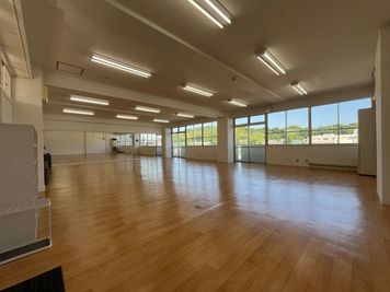 広さ100㎡！明るい光が差し込む開放的な空間！大きな鏡を見ながらヨガやダンスレッスン等にご利用いただけます。 - 仲野ビル レンタルスペース