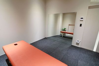 2025年3月OPENの新しい施設で完全個室、据え置き型マッサージベッド、大型鏡付き。 - 【新宿御苑前の新店舗】【完全個室型レンタルサロン】エステ・整体