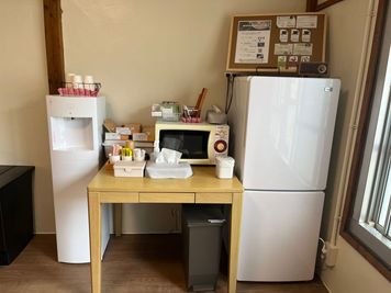 【セルフカフェコーナー】
ウォーターサーバーはご自由にご利用ください。コーヒー、お茶は販売商品です。PayPayのセルフ決済でご購入可能です。 - Hanairo レンタルスペース　Hanairoの設備の写真