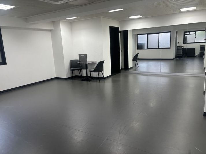 大きな鏡と広々空間 - private gym &H プライベートレンタルスタジオの室内の写真