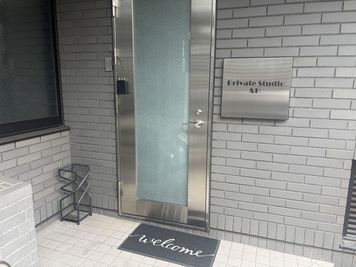 入口にキーボックスが設置してあります - private gym &H プライベートレンタルスタジオの入口の写真