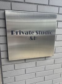 こちらの看板が目印です - private gym &H プライベートレンタルスタジオの入口の写真