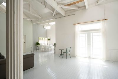 センターリビング② - グレージュハウススタジオ by KIC 自然光あふれる260㎡の大型ハウススタジオの室内の写真