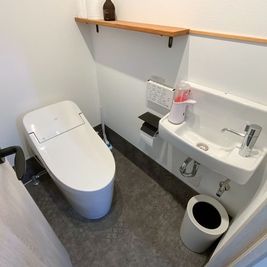 トイレ内観（ウォシュレット、手洗い器）
 - 羽根木Branch 東松原駅から徒歩1分のコワーキングスペース・会議室の設備の写真