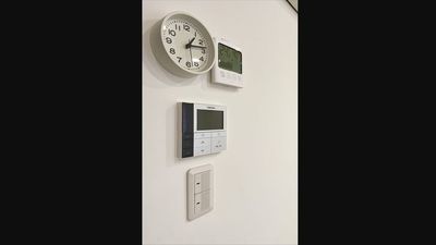 スイッチ類（空調、時計、温度計湿度計）
 - 羽根木Branch 東松原駅から徒歩1分のコワーキングスペース・会議室の室内の写真
