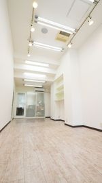 入口から奥に向けて撮った写真です。奥に扉が見えますがその奥は事務所スペースとして使用しているので使えません。 - レンタルスペース・スタジオ『ナガスタ』 長堀橋駅徒歩3分！多目的スペース『ナガスタ』の室内の写真