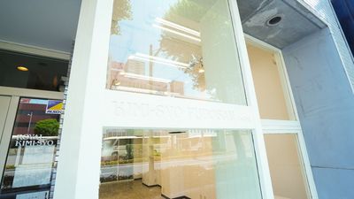 白い木枠でおしゃれなデザインのガラス窓です。 - レンタルスペース・スタジオ『ナガスタ』 長堀橋駅徒歩3分！多目的スペース『ナガスタ』の外観の写真
