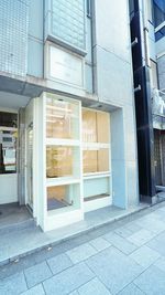 白を基調とした枠に、ガラス張りがオシャレな外観。長堀通り(国道173号線)の大通り沿いなので、道行く人からも注目される場所です。 - レンタルスペース・スタジオ『ナガスタ』 長堀橋駅徒歩3分！多目的スペース『ナガスタ』の入口の写真