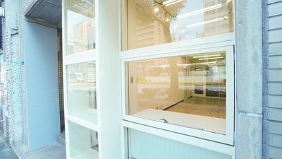 ガラス窓は一部開け締めが可能です。 - レンタルスペース・スタジオ『ナガスタ』 長堀橋駅徒歩3分！多目的スペース『ナガスタ』の外観の写真