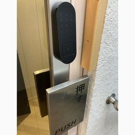 エントランスドア（スマートキーで解錠、オートロック）
 - 羽根木Branch 東松原駅から徒歩1分のコワーキングスペース・会議室の入口の写真