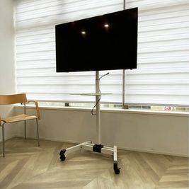 40インチモニター自由に利用できます。
ケーブル類も完備しております。
 - 羽根木Branch 東松原駅から徒歩1分のコワーキングスペース・会議室の設備の写真