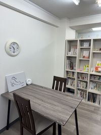 控室（半個室）会議室の横にあります。 - ホープイン旗の台 旗の台R&Sセミナールームの室内の写真