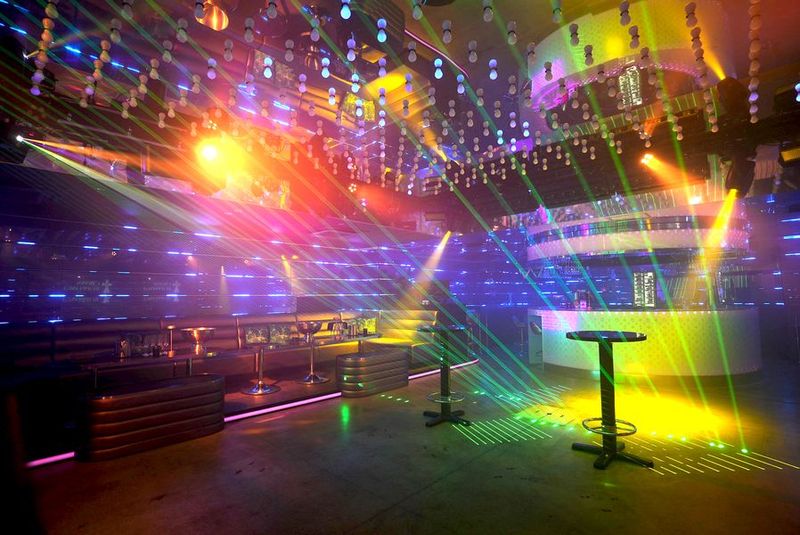 CROSS ROPPONGI パーティースペース（DJブース、バーカウンター付き）の室内の写真