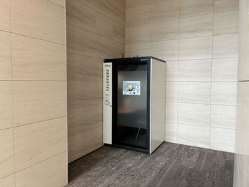 【テレキューブ】浜離宮インターシティ 1F エントランス。視線と音を遮る、プライベートな集中環境。(279-01) - テレキューブ 浜離宮インターシティ