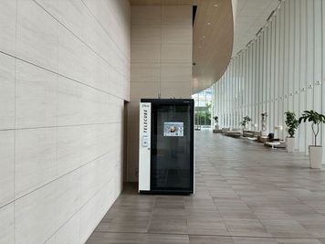 【テレキューブ】浜離宮インターシティ	1F エントランス。視線と音を遮る、プライベートな集中環境。(279-02) - テレキューブ　浜離宮インターシティ