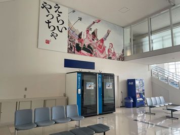 【テレキューブ】徳島阿波おどり空港 1F レンタカーカウンター奥。視線と音を遮る、プライベートな集中環境。(278-01) - テレキューブ 徳島阿波おどり空港