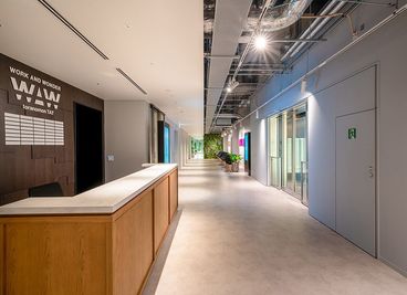 WAW虎ノ門アルセアタワー受付。
こちらの受付にてお名前・予約画面・お部屋番号を受付スタッフにお伝えください。 - 虎ノ門アルセアタワー モニター・ホワイトボード完備の10名様用【会議室A】の室内の写真