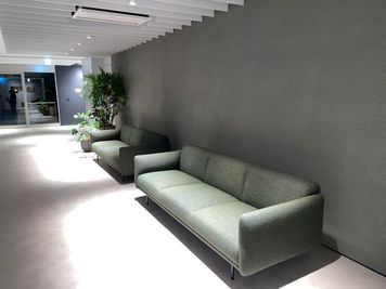 待合で活用できるソファを用意してます - 虎ノ門アルセアタワー モニター・ホワイトボード完備の10名様用【会議室A】の入口の写真