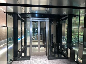 エレベータで３Fまでお越しください - 虎ノ門アルセアタワー モニター・ホワイトボード完備の10名様用【会議室A】の入口の写真