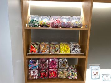 様々なお茶菓子を用意してます。
 - 虎ノ門アルセアタワー モニター・ホワイトボード完備の10名様用【会議室A】の設備の写真