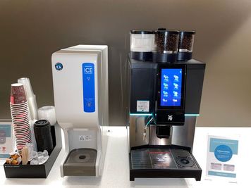 デカフェ（カフェインレスコーヒー）などコーヒーにこだわっております - 虎ノ門アルセアタワー モニター・ホワイトボード完備の10名様用【会議室A】の室内の写真