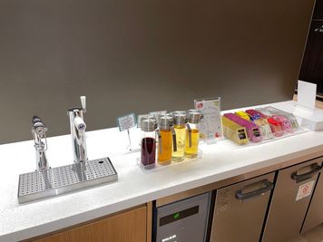 ビネガードリンクや紅茶・煎茶など様々なドリンクを用意してます。 - 虎ノ門アルセアタワー モニター・ホワイトボード完備の10名様用【会議室A】の設備の写真
