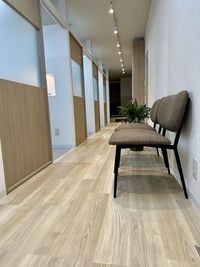 入り口の待合席になります。 - ゴメイビル101 半個室レンタルヘアサロンの入口の写真